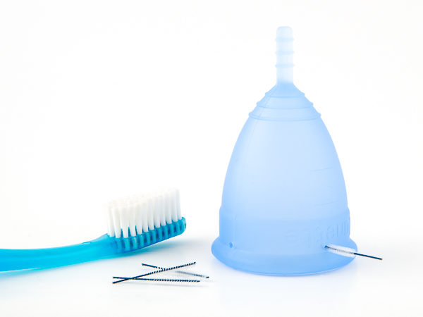 Une coupe menstruelle Lunette 2 bleu avec les ustensiles pour la nettoyer correctement