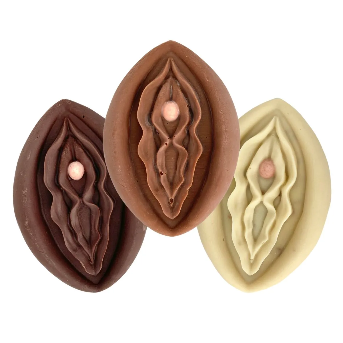 ChocoVulves en chocolat noir, brun et blanc – face avant Trois ChocoVulves artisanales en chocolat noir, brun et blanc, fabriquées à Delémont