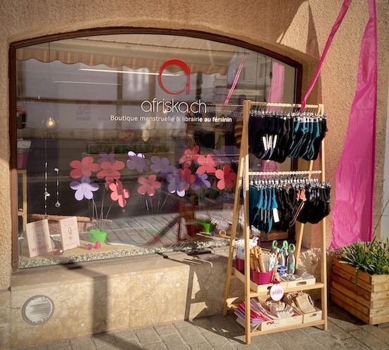 Boutique menstruelle Afriska.ch - Vitrine du magasin à Delémont, dans le Jura Suisse