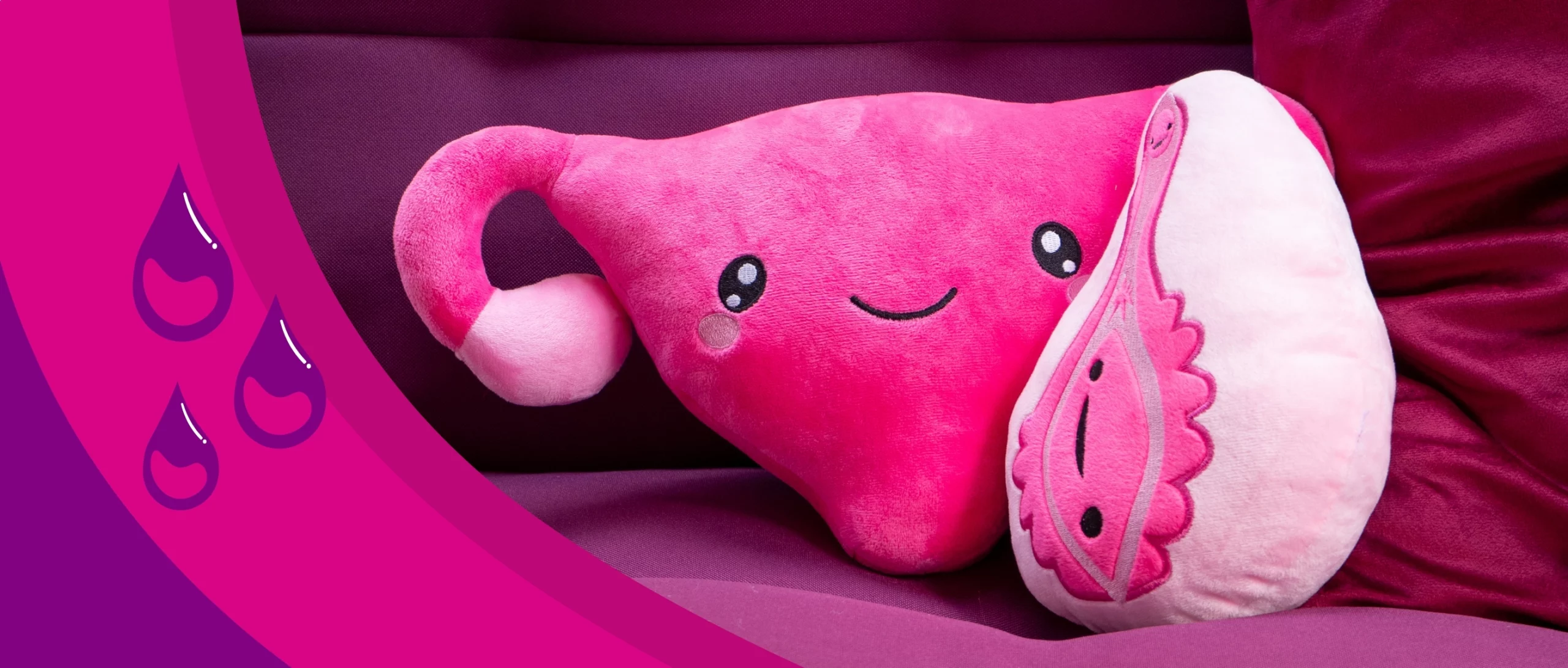 Des coussins fuchsia avec deux peluches utérus et vulve, parce que ta boutique menstruelle Afriska.ch célébre le confort tout au long du cycle menstruel