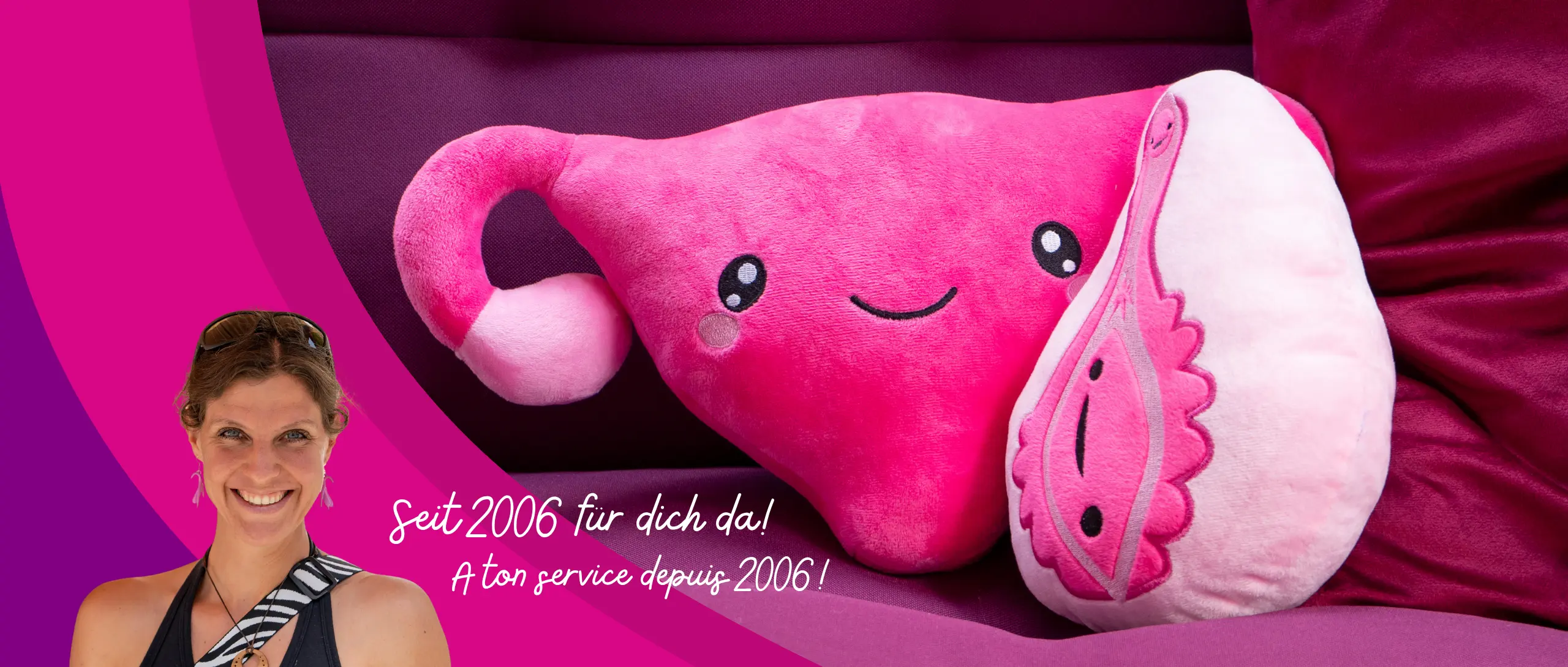 Franziska von Afriska lächelt in der Sonne vor einem fuchsiafarbenen Hintergrund mit Plüsch-Gebärmutter und Vulva.